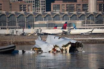 Incidente aereo Washington, i primi dati dell’inchiesta: elicottero volava troppo alto