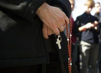 Papa, il cardinal Zuppi dà il via a maratona di preghiera nelle chiese italiane