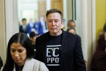 Musk spaventa l’Ucraina, poi il dietrofront: “Non spengo Starlink”