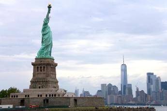 “Trump, restituisci la Statua della Libertà”, la provocazione dalla Francia e la Casa Bianca risponde